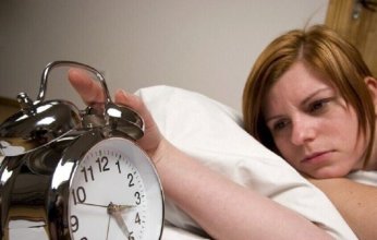 لماذا يزداد اضطراب النوم بعد سن الأربعين؟ خبير يوضح الأسباب والحلول