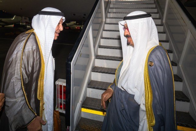 ممثل أمير الكويت "رئيس مجلس الوزراء" يغادر مصر بعد ترؤس وفد بلاده المشارك في قمة شرم الشيخ للسلام ممثل أمير الكويت "رئيس مجلس الوزراء" يغادر مصر بعد ترؤس وفد بلاده المشارك في قمة شرم الشيخ للسلام