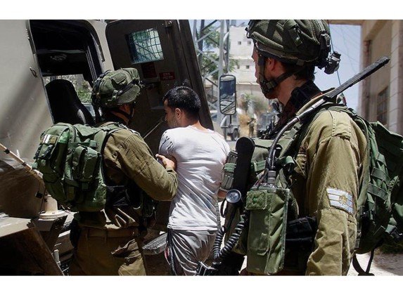 قوات الاحتلال الإسرائيلي تعتقل 20 فلسطينيا على الأقل من الضفة الغربية قوات الاحتلال الإسرائيلي تعتقل 20 فلسطينيا على الأقل من الضفة الغربية