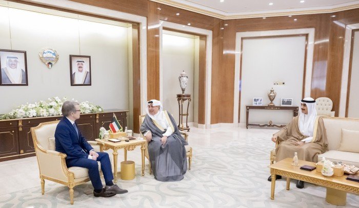 وزير شؤون الديوان الأميري ورئيس ديوان ولي العهد يستقبلان عددا من السفراء لدى البلاد وزير شؤون الديوان الأميري ورئيس ديوان ولي العهد يستقبلان عددا من السفراء لدى البلاد