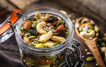 لماذا لا تسبب المكسرات زيادة الوزن رغم سعراتها العالية؟ أبحاث علمية تجيب