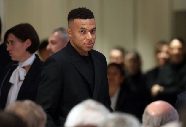 مبابي يتسلّم الحذاء الذهبي الأوروبي مبابي يتسلّم الحذاء الذهبي الأوروبي