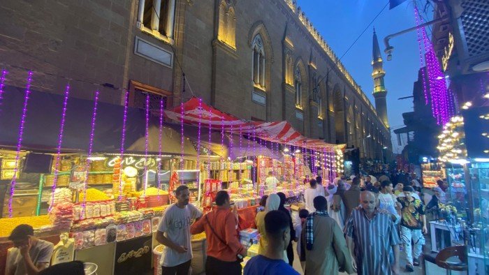 بالصور.. آلاف المحبين يتوافدون في الليلة الختامية لمولد الإمام الحسين بالصور.. آلاف المحبين يتوافدون في الليلة الختامية لمولد الإمام الحسين