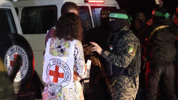 بدء عملية تسليم جثث المحتجزين الإسرائيليين في غزة بدء عملية تسليم جثث المحتجزين الإسرائيليين في غزة