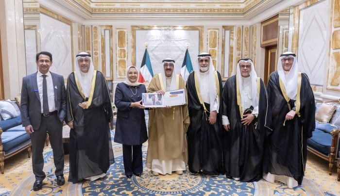 أمير الكويت يستقبل رئيس وأعضاء مجلس الإدارة التأسيسي لجامعة عبد الله السالم أمير الكويت يستقبل رئيس وأعضاء مجلس الإدارة التأسيسي لجامعة عبد الله السالم