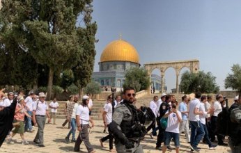 مئات المستعمرين يقتحمون المسجد الأقصى بحماية قوات الاحتلال الإسرائيلي
