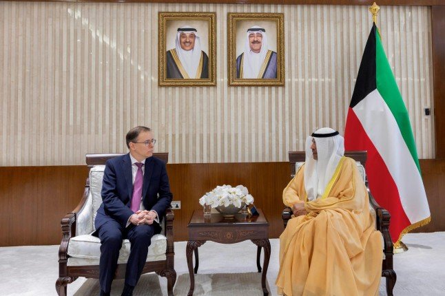 أمير الكويت يتلقى رسالة خطية من الرئيس البرازيلي تسلمها وزير الخارجية أمير الكويت يتلقى رسالة خطية من الرئيس البرازيلي تسلمها وزير الخارجية