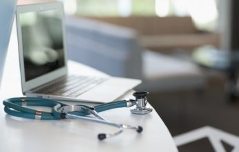 طبيب يقدم حلولًا منزلية بسيطة وفعالة لمشاكل صحية شائعة.. تعرف عليها