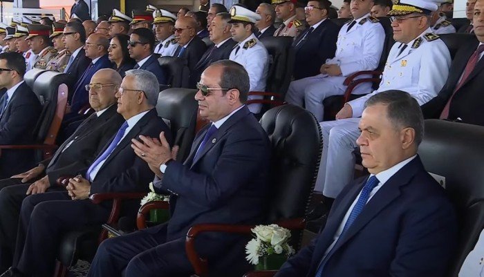 بالصور.. الرئيس السيسي يشاهد عروض القوة البدنية والدفاع عن النفس لطلبة أكاديمية الشرطة بالصور.. الرئيس السيسي يشاهد عروض القوة البدنية والدفاع عن النفس لطلبة أكاديمية الشرطة