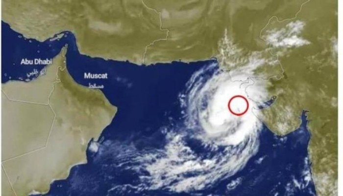 منخفض مداري متعمق في بحر العرب يتطور لعاصفة.. ما التفاصيل؟ منخفض مداري متعمق في بحر العرب يتطور لعاصفة.. ما التفاصيل؟