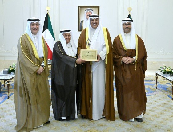 ولي العهد يستقبل وزير النفط ونائب رئيس مجلس الإدارة الرئيس التنفيذي لـ"مؤسسة البترول" والرئيس التنفيذي لـ"نفط الكويت" ولي العهد يستقبل وزير النفط ونائب رئيس مجلس الإدارة الرئيس التنفيذي لـ"مؤسسة البترول" والرئيس التنفيذي لـ"نفط الكويت"