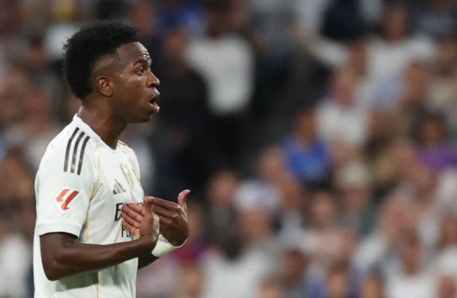 بعد اعتراضه على استبداله.. هكذا اعتذر فينيسيوس لجمهور فريقه بعد اعتراضه على استبداله.. هكذا اعتذر فينيسيوس لجمهور فريقه