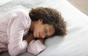 دراسة سويدية.. قلة النوم تُسرّع شيخوخة الدماغ وتزيد عمره البيولوجي عامًا كاملًا