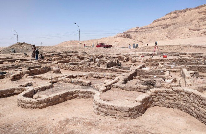 اكتشاف حصن مصري عمره 3 آلاف عام في شمال سيناء على طريق «رحلة الخروج التوراتية» اكتشاف حصن مصري عمره 3 آلاف عام في شمال سيناء على طريق «رحلة الخروج التوراتية»