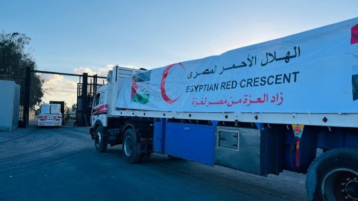 الهلال الأحمر المصري: 4 آلاف طن مساعدات إنسانية وبترولية عبر قافلة «زاد العزة» الـ 52 إلى غزة الهلال الأحمر المصري: 4 آلاف طن مساعدات إنسانية وبترولية عبر قافلة «زاد العزة» الـ 52 إلى غزة