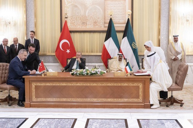 أمير الكويت والرئيس التركي يشهدان مراسم التوقيع على مذكرات التفاهم والاتفاقيات بين البلدين أمير الكويت والرئيس التركي يشهدان مراسم التوقيع على مذكرات التفاهم والاتفاقيات بين البلدين