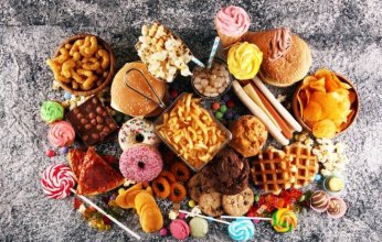 دراسة جديدة.. الأطعمة المصنعة تغيّر بنية الدماغ وتدفعنا إلى الإدمان عليها