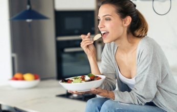 توقف عنها فورًا.. عادات غذائية تدمر نسيج العظام