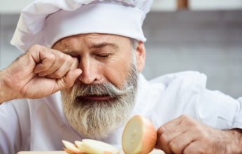 دراسة علمية تكشف الطريقة الأدق لتقطيع البصل بلا دموع