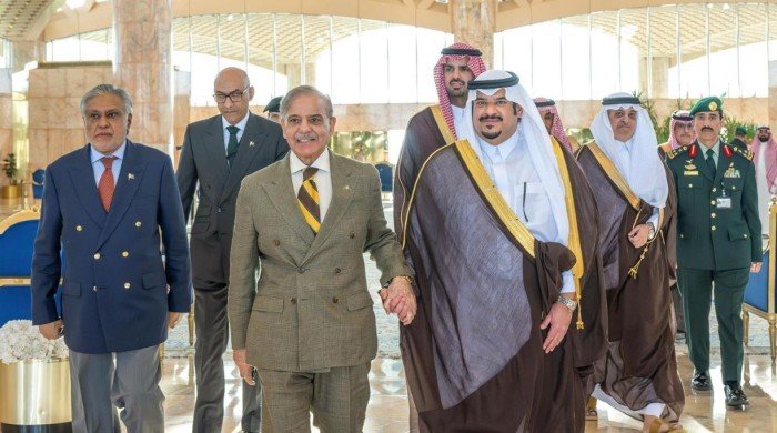رئيس وزراء باكستان يصل إلى الرياض للمشاركة في منتدى مبادرة مستقبل الاستثمار رئيس وزراء باكستان يصل إلى الرياض للمشاركة في منتدى مبادرة مستقبل الاستثمار