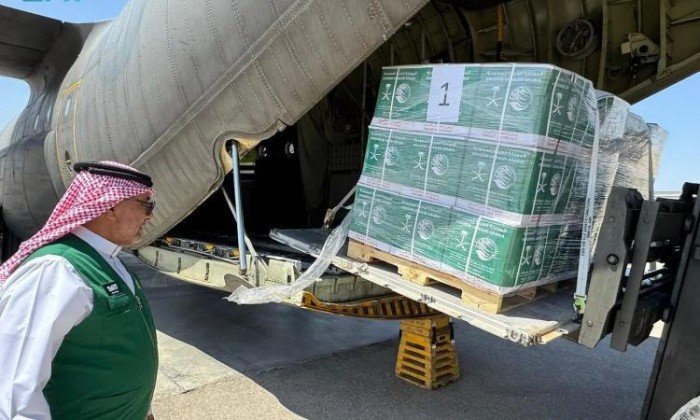 مطار العريش يستقبل طائرة مساعدات إنسانية متنوعة من السعودية لصالح الفلسطينيين بغزة مطار العريش يستقبل طائرة مساعدات إنسانية متنوعة من السعودية لصالح الفلسطينيين بغزة
