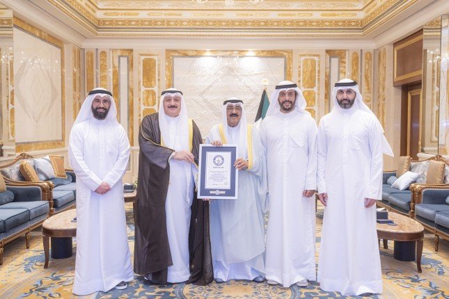 أمير الكويت يستقبل وزير الصحة والفريق الطبي الذي حقق رقما قياسيا جديدا بموسوعة "غينيس" للأرقام القياسية أمير الكويت يستقبل وزير الصحة والفريق الطبي الذي حقق رقما قياسيا جديدا بموسوعة "غينيس" للأرقام القياسية