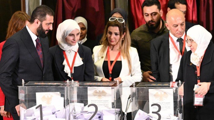 برلمان سوريا الجديد خالٍ من رموز النظام السابق.. و8 نساء فقط ضمن الفائزين برلمان سوريا الجديد خالٍ من رموز النظام السابق.. و8 نساء فقط ضمن الفائزين