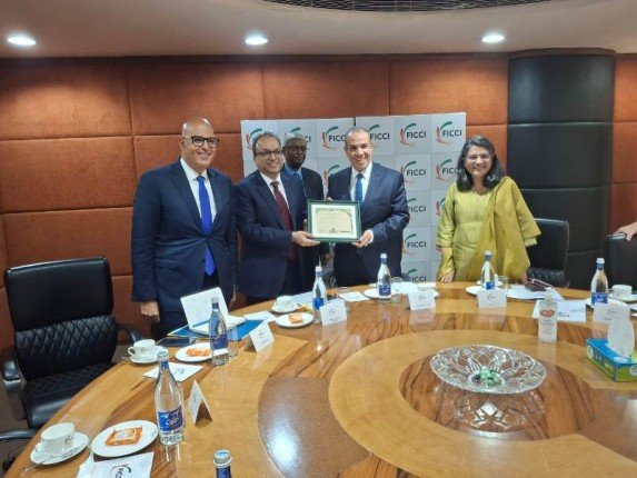 مصر.. وزير الخارجية يلتقي رئيس اتحاد الغرف الصناعية والتجارية الهندية مصر.. وزير الخارجية يلتقي رئيس اتحاد الغرف الصناعية والتجارية الهندية