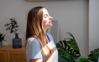 باحثون يكتشفون سر شعورنا بالراحة بعد التنهد