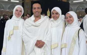 سامح حسين وعائلته في رحاب الكعبة: النجم يؤدي مناسك العمرة (صور)