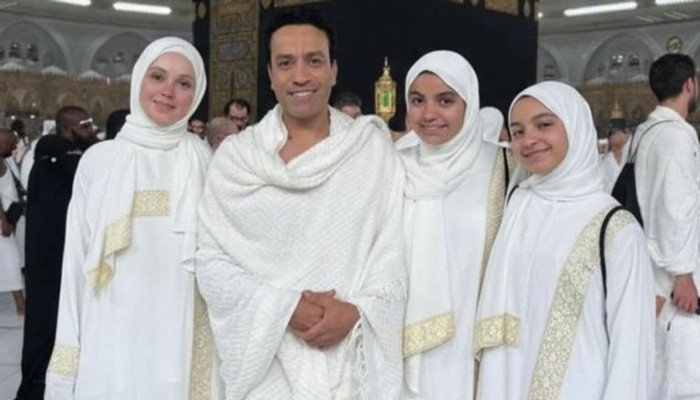 سامح حسين وعائلته في رحاب الكعبة: النجم يؤدي مناسك العمرة (صور) سامح حسين وعائلته في رحاب الكعبة: النجم يؤدي مناسك العمرة (صور)