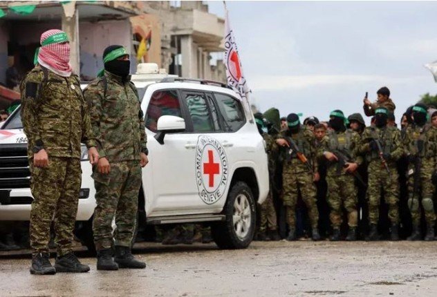 جيش الاحتلال الإسرائيلي يتسلم 3 جثث رهائن عبر الصليب الأحمر جيش الاحتلال الإسرائيلي يتسلم 3 جثث رهائن عبر الصليب الأحمر