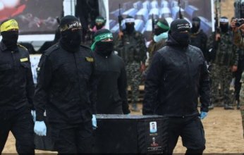 بالفيديو.. حركة حماس تسلم جثتين من الرهائن الإسرائيليين إلى الصليب الأحمر