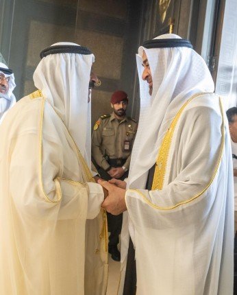 أمير الكويت يقيم مأدبة غداء على شرف رئيس دولة الإمارات العربية المتحدة أمير الكويت يقيم مأدبة غداء على شرف رئيس دولة الإمارات العربية المتحدة