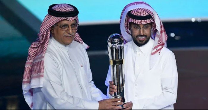 سالم الدوسري يتوج بجائزة أفضل لاعب في آسيا سالم الدوسري يتوج بجائزة أفضل لاعب في آسيا