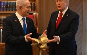 نتنياهو يهدى ترامب حمامة ذهبية أثناء وجوده فى الكنيست