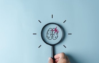 علماء يكتشفون آلية خفية تربط بين الأمعاء والدماغ وتفسّر الاكتئاب