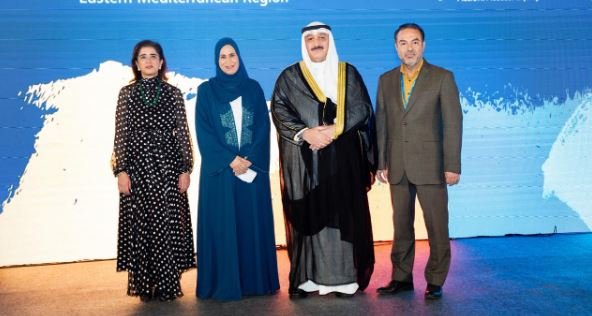 العوضي يسلم جائزة الكويت في مجال مكافحة الأمراض المزمنة لفائزيها من عمان وإيران العوضي يسلم جائزة الكويت في مجال مكافحة الأمراض المزمنة لفائزيها من عمان وإيران
