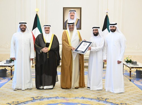 ولي عهد الكويت يستقبل وزير الصحة والفريق الطبي الذي حقق رقما قياسيا جديدا باسم الكويت ولي عهد الكويت يستقبل وزير الصحة والفريق الطبي الذي حقق رقما قياسيا جديدا باسم الكويت