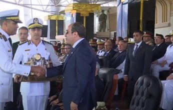 رئيس أكاديمية الشرطة يهدي الرئيس السيسي تذكارًا خلال حفل تخرج دفعة جديدة من طلبة الكلية
