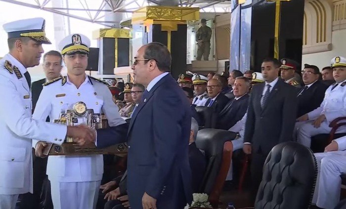 رئيس أكاديمية الشرطة يهدي الرئيس السيسي تذكارًا خلال حفل تخرج دفعة جديدة من طلبة الكلية رئيس أكاديمية الشرطة يهدي الرئيس السيسي تذكارًا خلال حفل تخرج دفعة جديدة من طلبة الكلية
