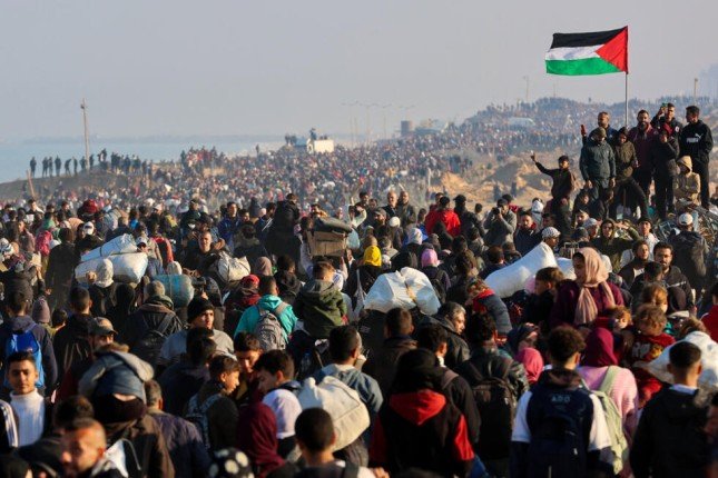 مئات الآلاف من النازحين يعودون إلى شمال غزة منذ بدء وقف إطلاق النار مئات الآلاف من النازحين يعودون إلى شمال غزة منذ بدء وقف إطلاق النار