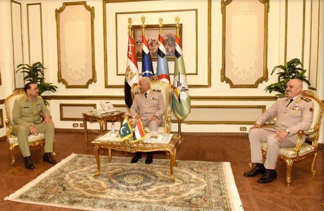 الفريق أول عبد المجيد صقر والفريق أحمد خليفة يلتقيان رئيس أركان القوات البرية الباكستانية الفريق أول عبد المجيد صقر والفريق أحمد خليفة يلتقيان رئيس أركان القوات البرية الباكستانية