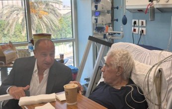 "الخطيب" يزور المعلم حسن شحاتة في المستشفى بعد تعرضه لأزمة صحية | صور