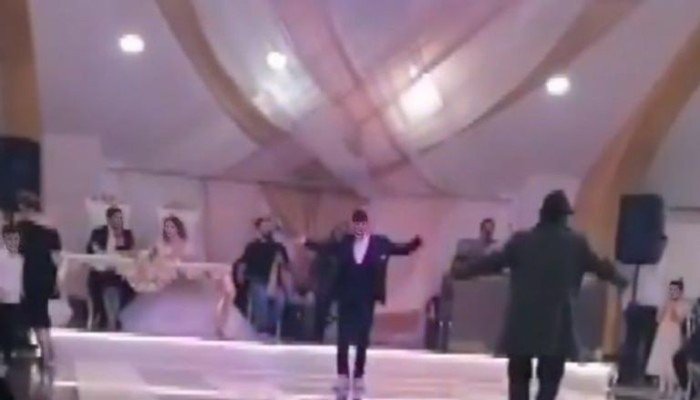 وفاة المغني الشعبي يُكسل قادر أثناء إحيائه حفل زفاف في تركيا وفاة المغني الشعبي يُكسل قادر أثناء إحيائه حفل زفاف في تركيا