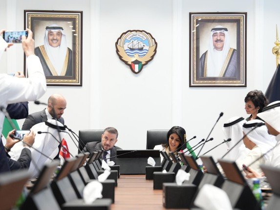 الكويت.. وزير الأشغال العامة توقع عقد إنشاء وتشغيل وصيانة محطة تنقية جنوب المطلاع الكويت.. وزير الأشغال العامة توقع عقد إنشاء وتشغيل وصيانة محطة تنقية جنوب المطلاع