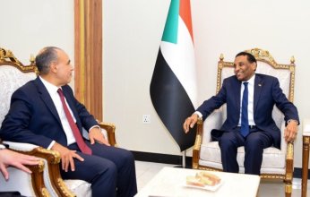 وزير الخارجية المصري يلتقي رئيس الوزراء السوداني