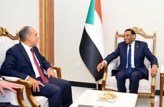 وزير الخارجية المصري يلتقي رئيس الوزراء السوداني وزير الخارجية المصري يلتقي رئيس الوزراء السوداني