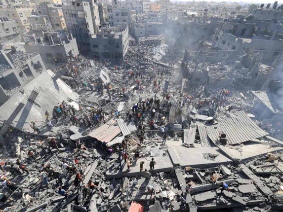 انتشال جثامين 8 شهداء فلسطينيين في غزة وخان يونس انتشال جثامين 8 شهداء فلسطينيين في غزة وخان يونس