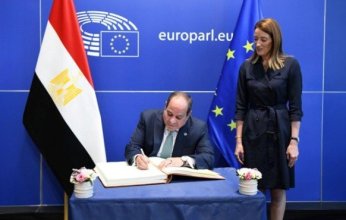 الرئيس السيسي يُوقع في سجل كبار الزوار بالبرلمان الأوروبي